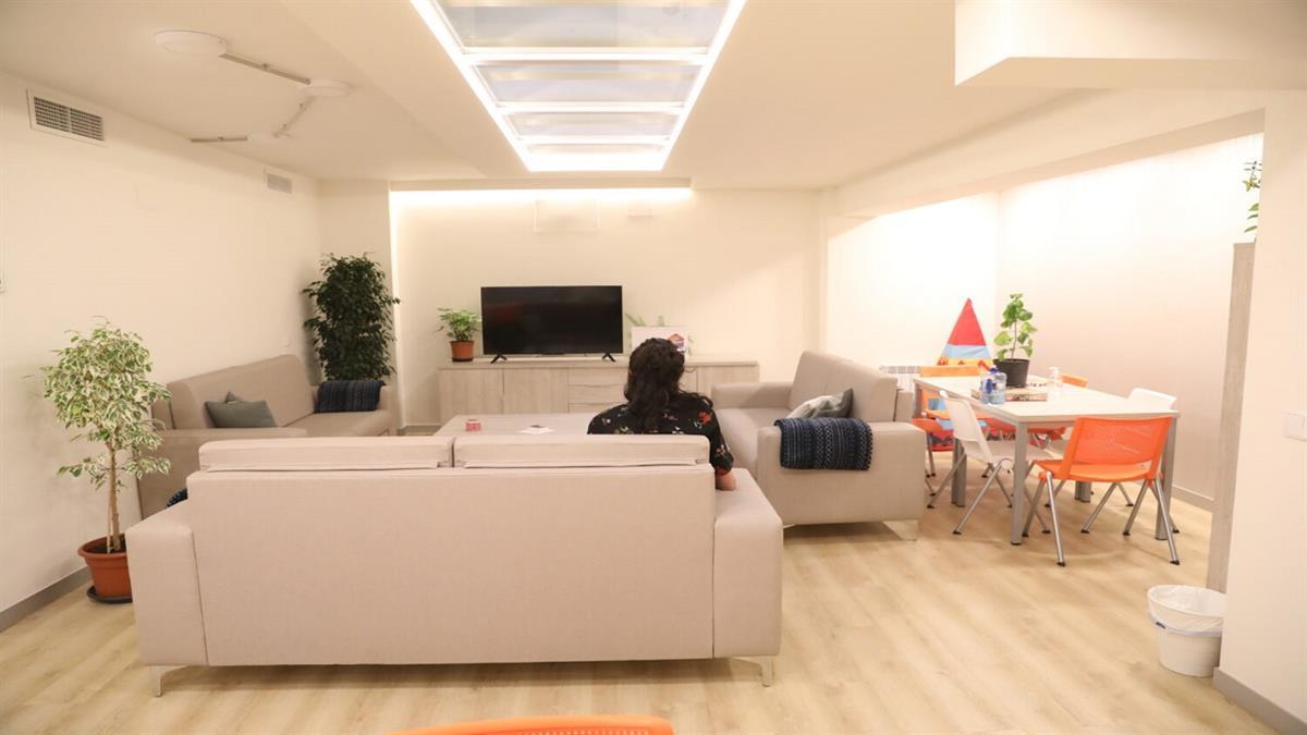 La vicealcaldesa ha presentado el nuevo Centro Mariana Pineda con 15 plazas de emergencia para mujeres y sus hijos