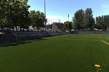 También se está instalando la capa elástica y arreglando la base asfáltica