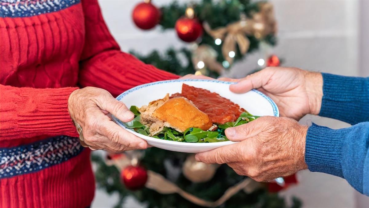 El Ayuntamiento refuerza el contrato de servicio de comida a domicilio con nuevos tipos de menú y diferentes platos