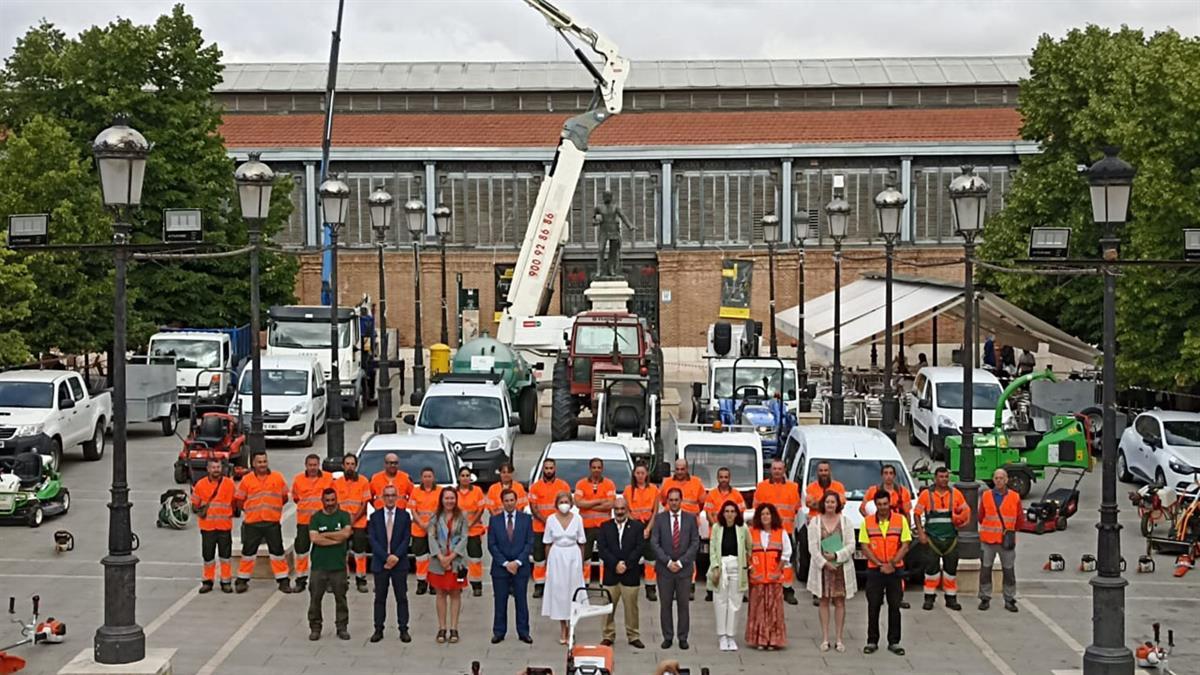 Camiones, tractores, desbrozadoras y un equipo formado por 22 personas