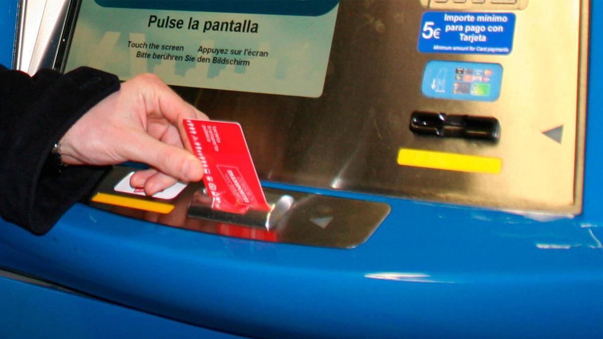 El título para mayores de 65 años ya es gratuito y la tarjeta para jóvenes pasa a costar 8 euros