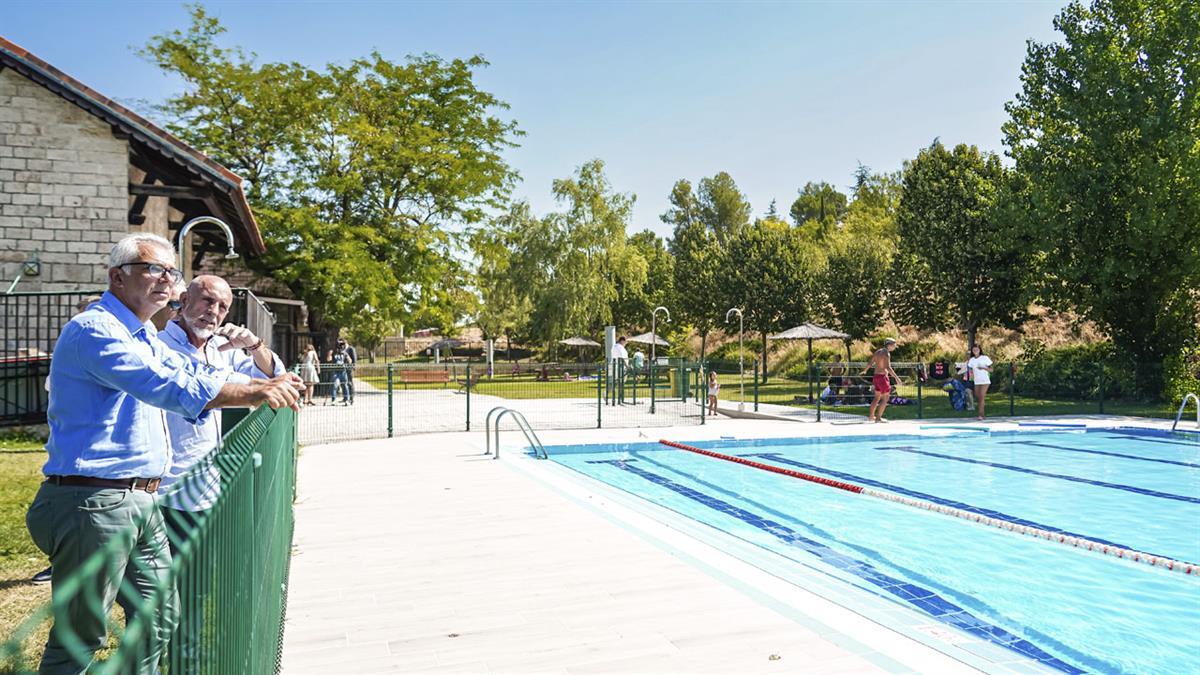 Tras la reforma de la piscina y zona adyacente