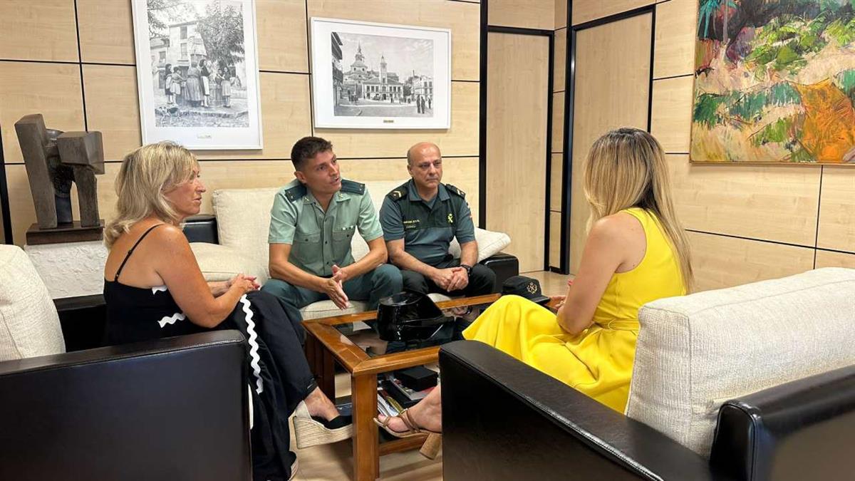 Fue recibido en el consistorio por Lola Martín, alcaldesa en funciones 