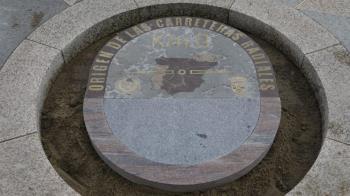 La icónica placa madrileña vuelve a la Puerta del Sol tras las obras de remodelación