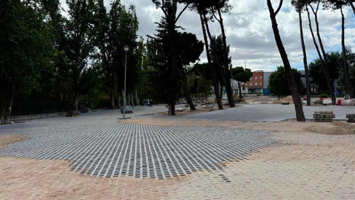 El Ayuntamiento mejora el firme del aparcamiento de Prados de Torrejón para facilitar su accesibilidad