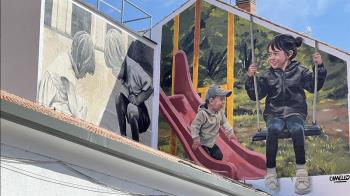 La obra ‘Niños Futuro’, del artista Rodrigo Camello, rinde tributo a la memoria educativa local y se integra en el Museo de Arte Urbano de la ciudad