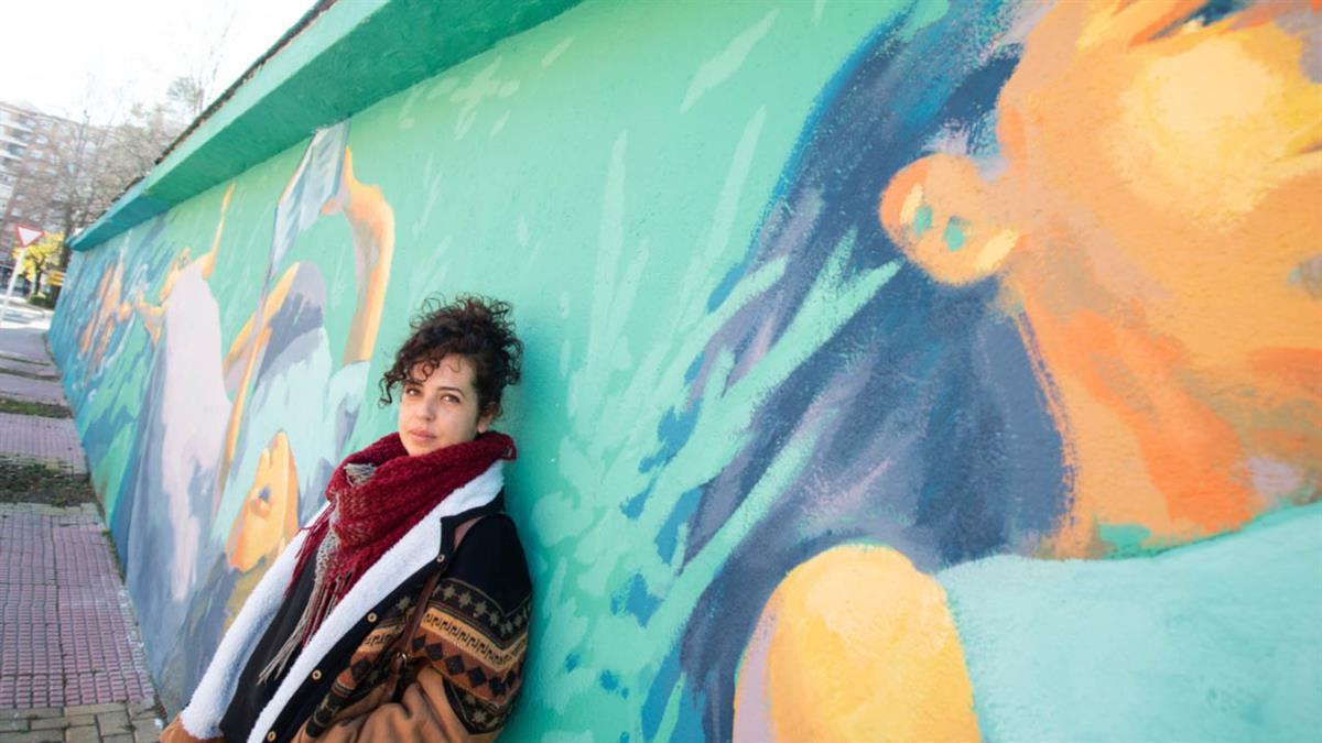 
La pintura ha sido realizada por Zaida Escolar y mide 48 metros de largo 