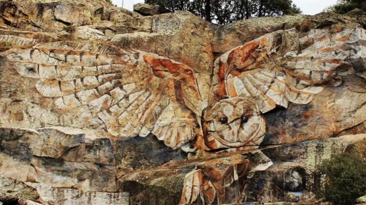 La obra se encuentra junto a la Fuente del Caño Viejo