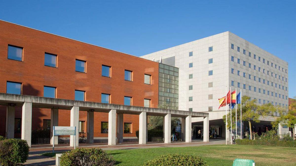 El doctor José Luis López Estebaranz es jefe de Servicio de Dermatología del centro