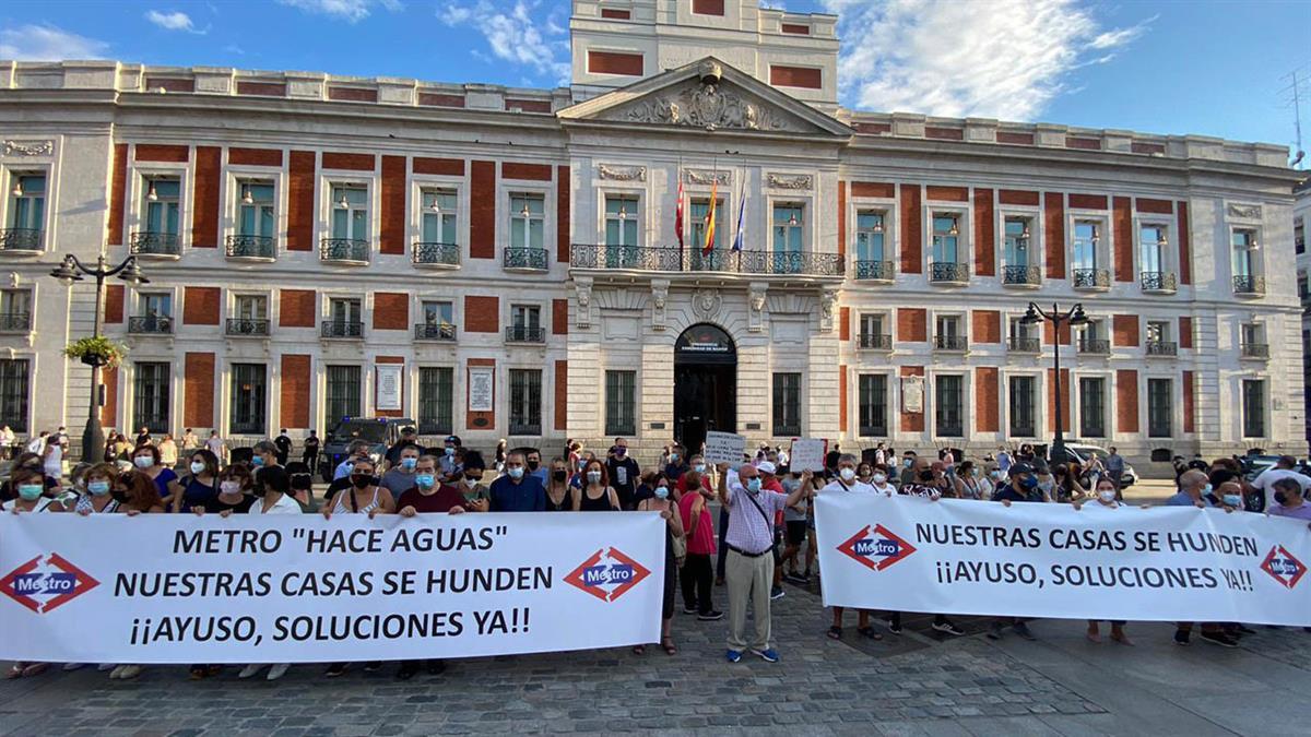 Unas personas que serán trasladadas desde otro edificio colindante como medida de prevención