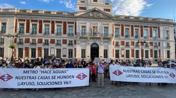 Unas personas que serán trasladadas desde otro edificio colindante como medida de prevención