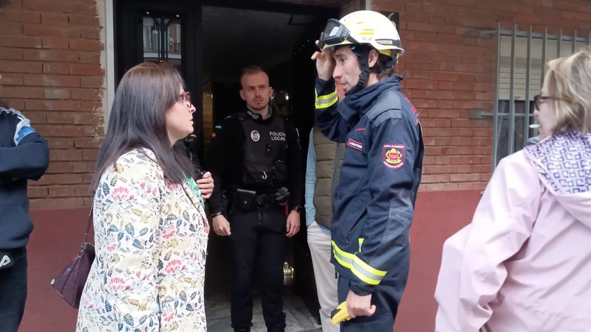 Se desprenden varios cascotes en uno de los edificios afectados por el Metro