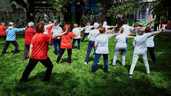 Las actividades al aire libre pretenden que los ancianos recuperen movilidad tras su encierro