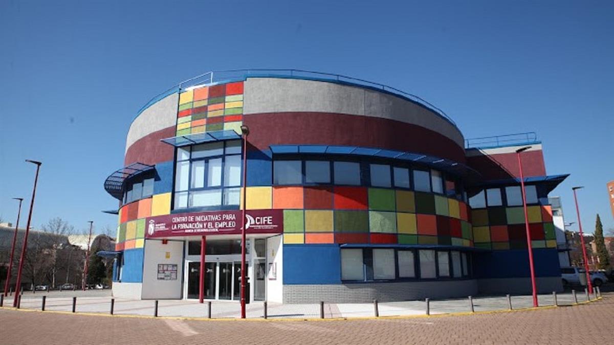 Las instalaciones cuentan con 1000 m2 de superficie, 10 espacios de oficina, 20 puestos de coworking, sala multiusos y una sala de reuniones y exposiciones.