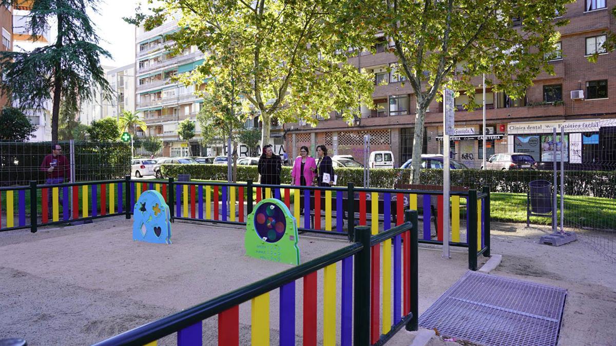 Constan de una zona de multijuegos, otra de estimulación temprana y un balancín