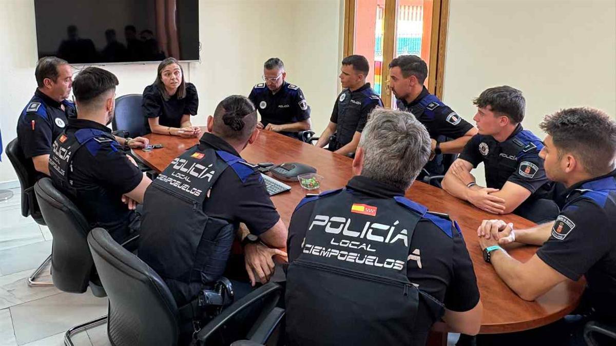 Los nuevos policías locales han sido recibidos en el ayuntamiento por la alcaldesa