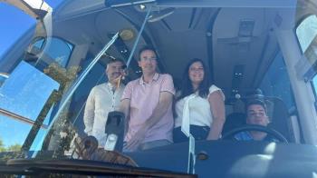 El equipo de Gobierno niega la acusación y recuerda que ahora los viajes se subvencionan según la renta de los usuarios