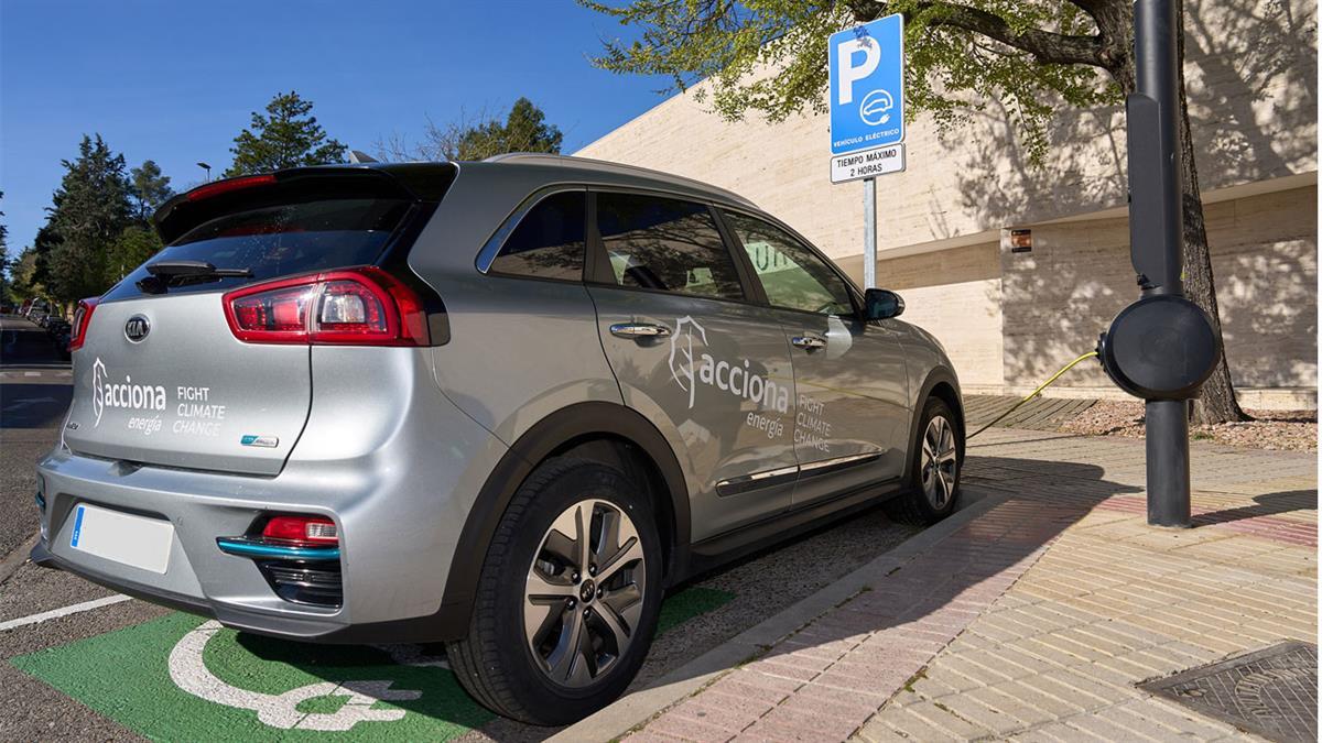 En la Plaza del Pueblo, frente al Espacio Miguel Delibes y delante del Centro Cultural Anabel Segura