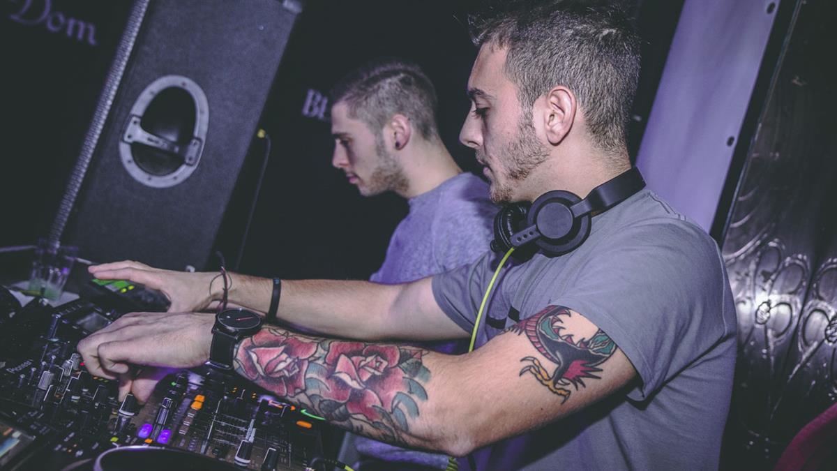 Con cursos de DJ y talleres de relojes de vinilo