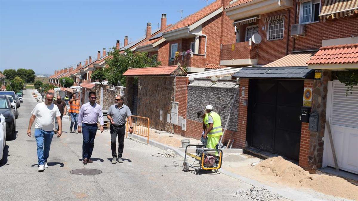 Ya se han instalado nuevas y amplias aceras, que cumplen con la normativa de accesibilidad