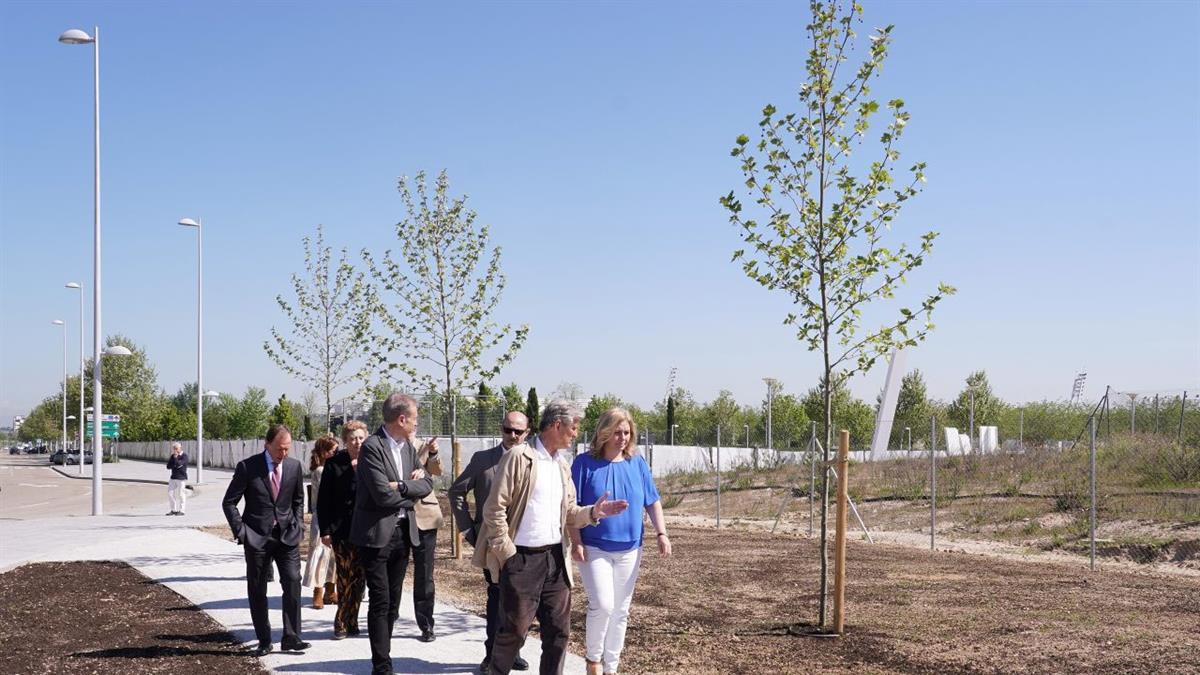 La vicealcaldesa y alcaldesa en funciones ha recorrido la zona junto a la delegada de Obras, el concejal de Barajas y el director de Relaciones Institucionales del club
