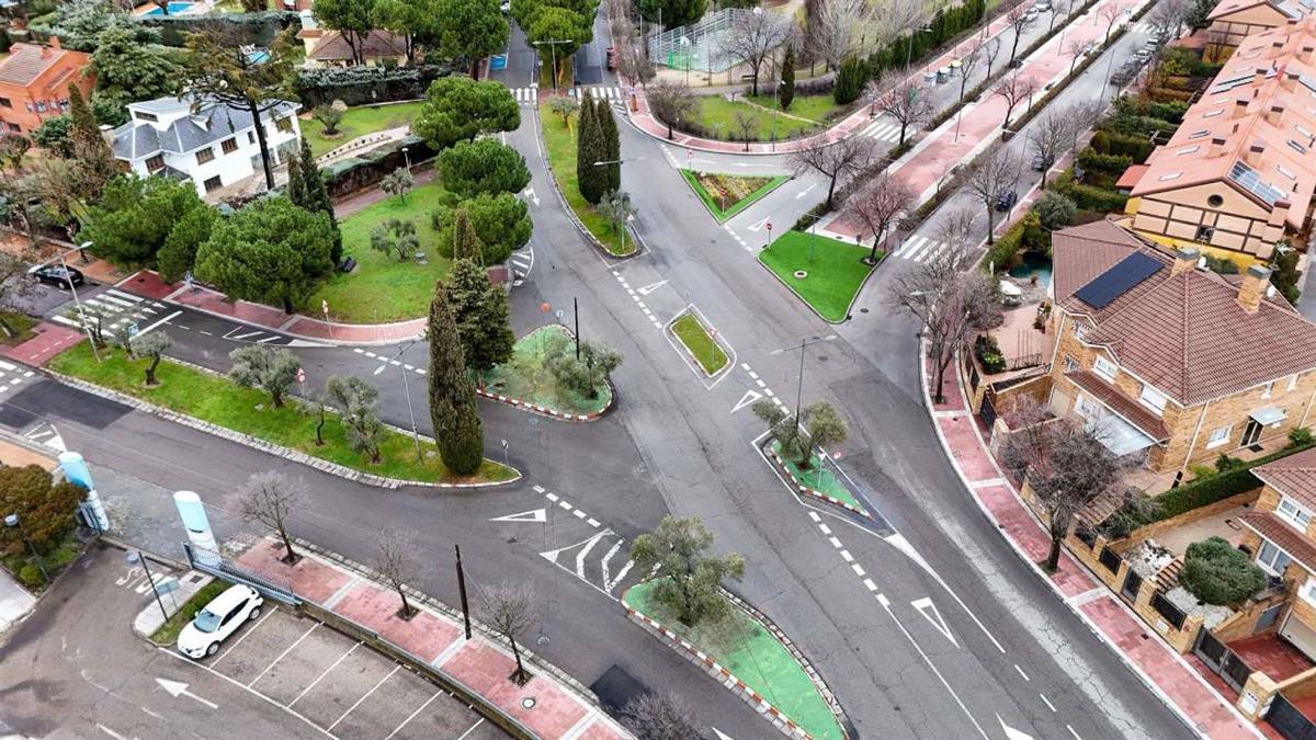 La obra tiene como objetivos reforzar el firme de la calzada, mejorar la seguridad vial y ampliar la accesibilidad peatonal de la zona