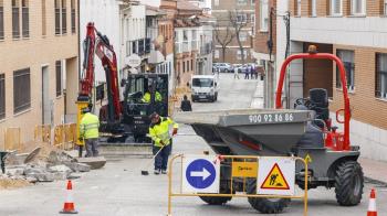 En este mismo sentido, también se están acometiendo mejoras en las aceras de la vertiente sur de pozo escalo