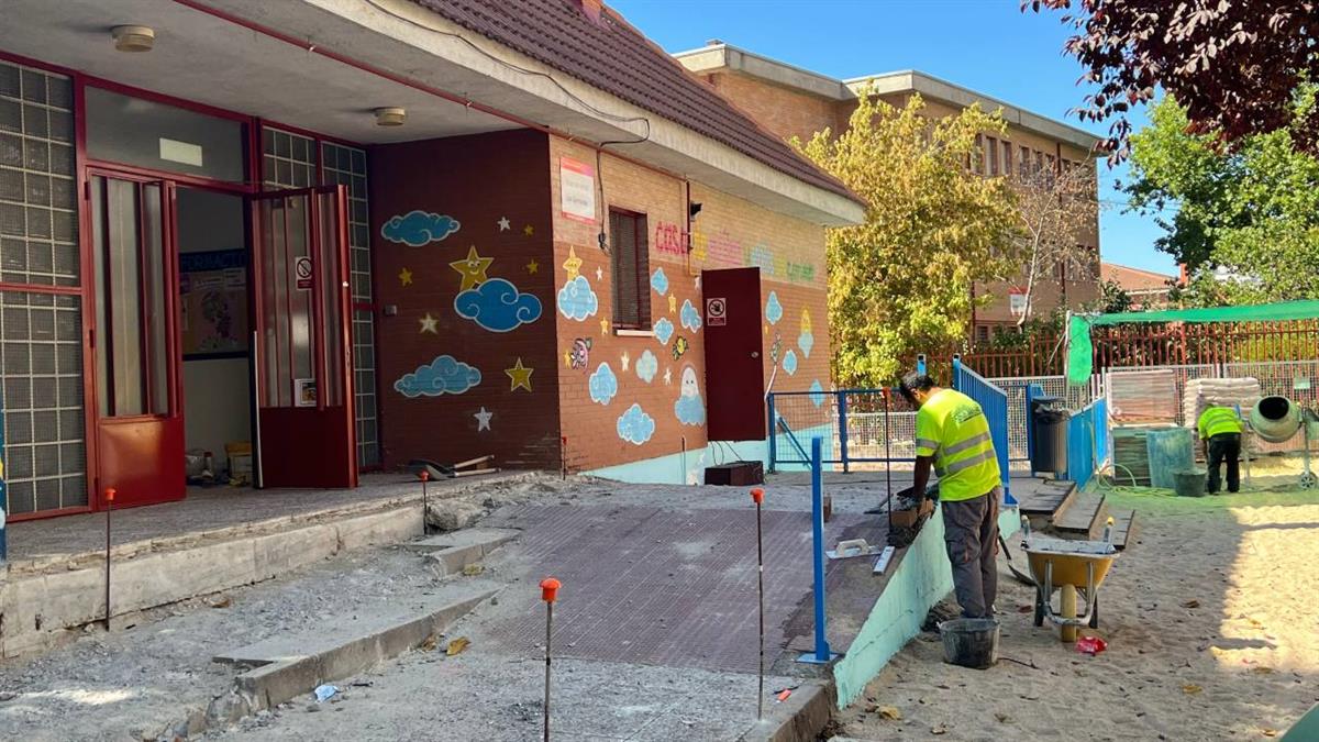 Son obras que consisten en la renovación y mantenimiento de patios y juegos, pintura, alicatado y fontanería