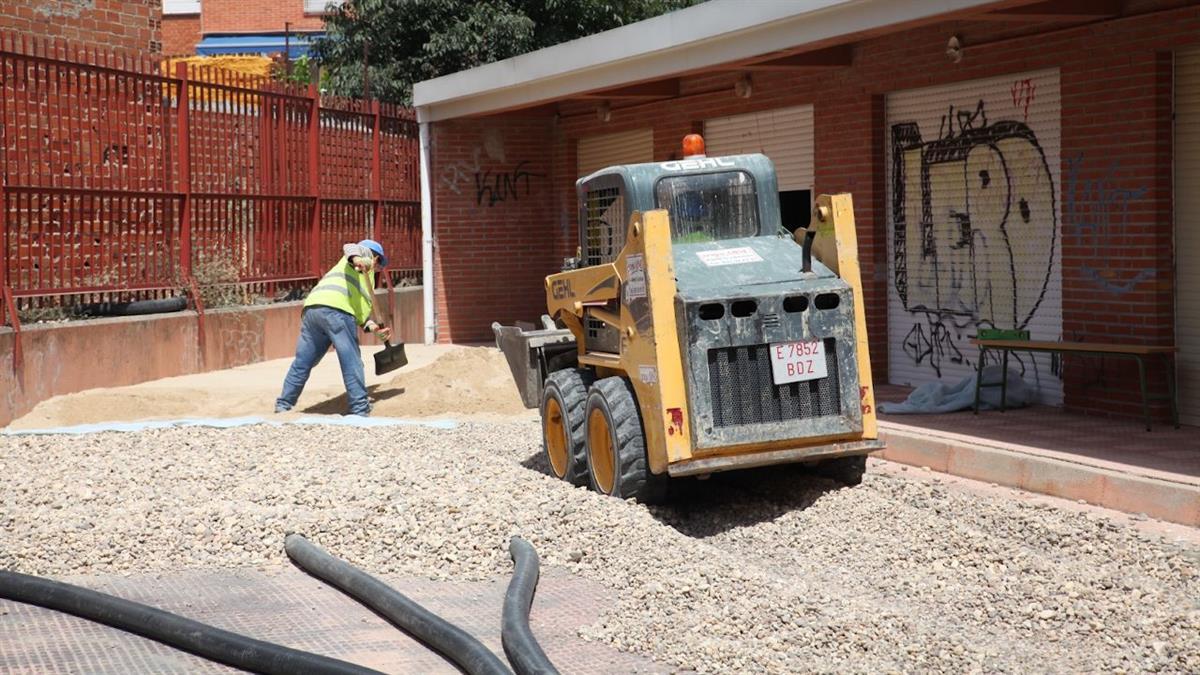 Se reparan patios, pistas, pérgolas, techos o rampas para que las instalaciones estén en perfecto estado a la vuelta de los alumnos