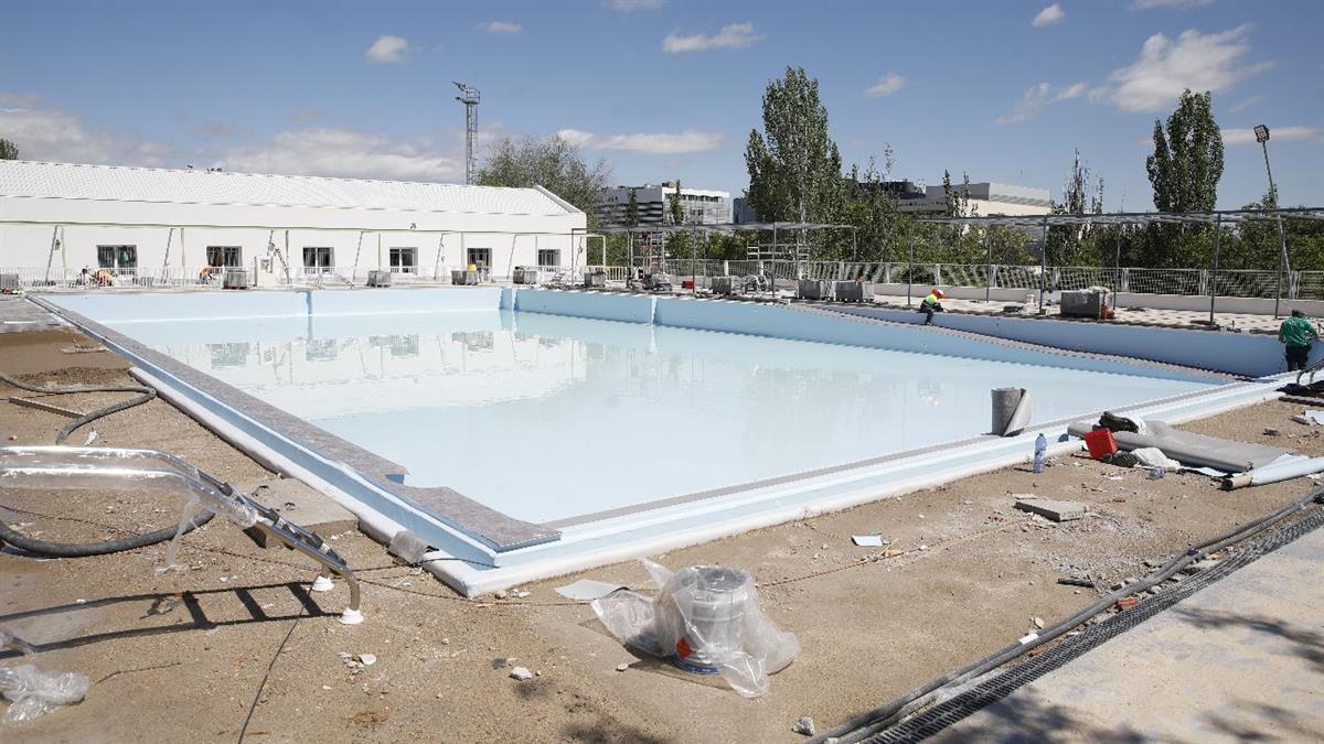 La delegada de Obras Paloma García Romero ha visitado los trabajos del CDM Luis Aragonés en el distrito de Hortaleza