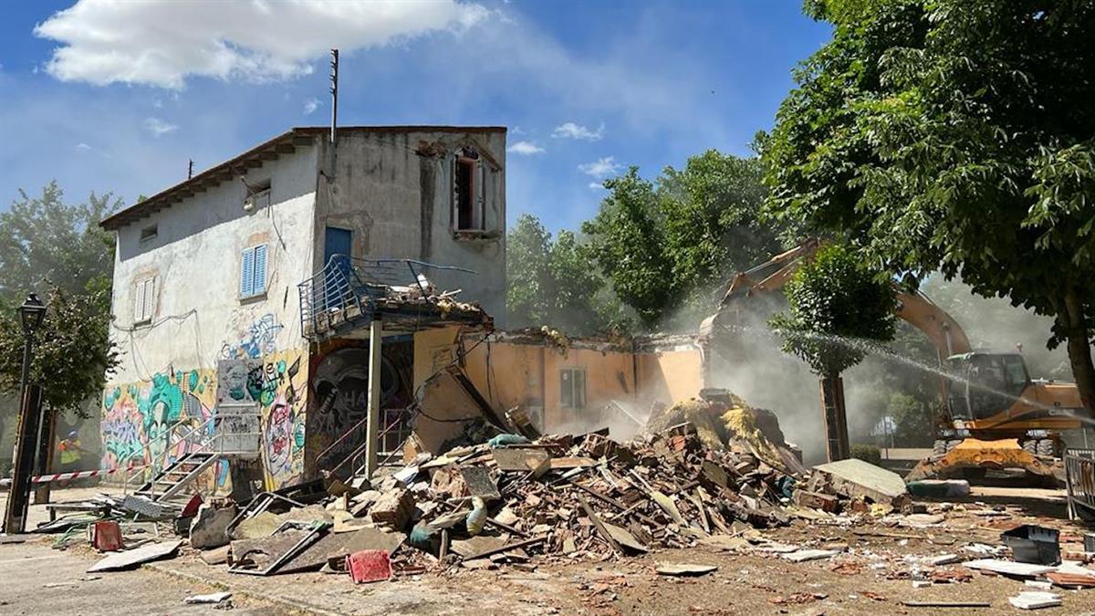 Se crean nuevos accesos y aumenta la superficie por el derribo de varias edificaciones en la calle Pelayos