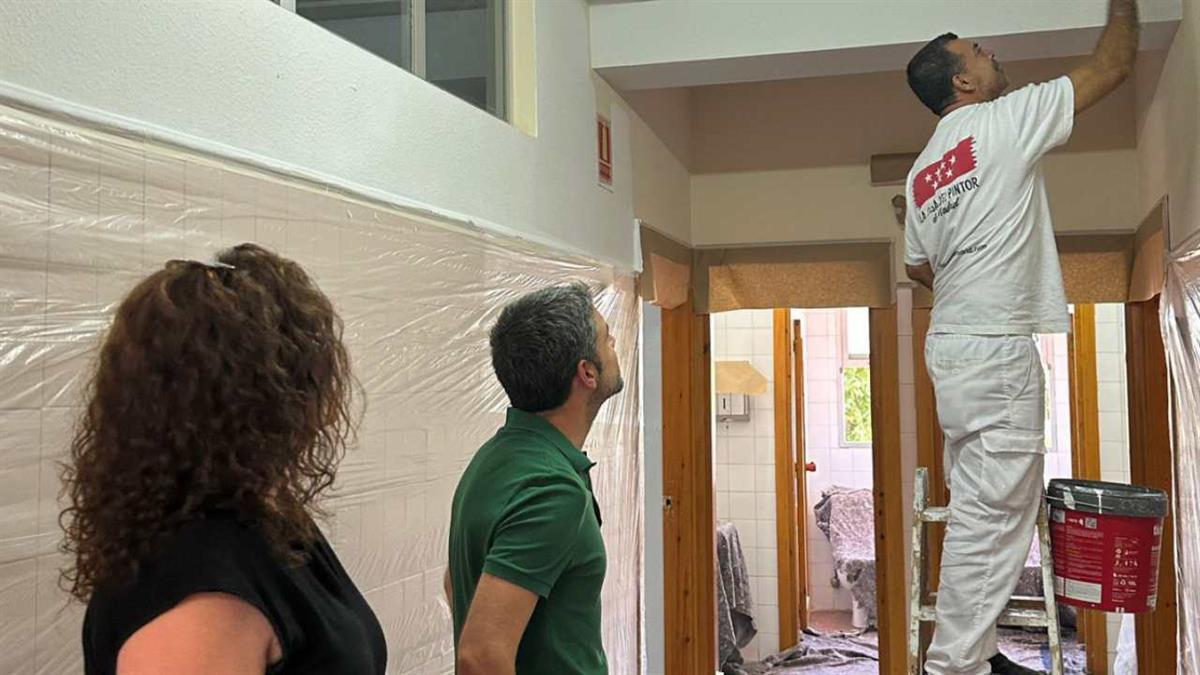 El alcalde, Jesús Muñoz, y la concejal de Educación, María José Pérez de Vargas visitaron las obras