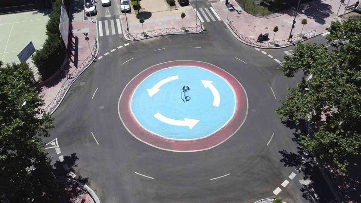 El Ayuntamiento inaugura la nueva rotonda que facilitará la circulación a coches y peatones