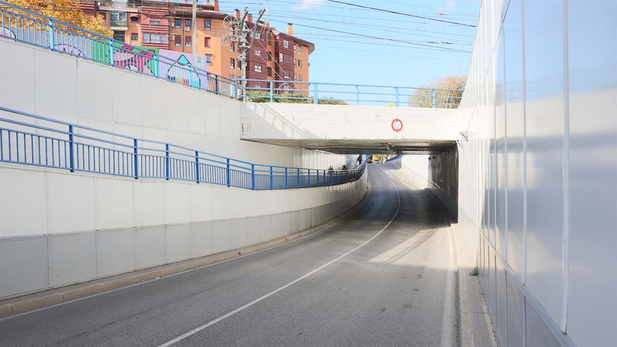 Se ampliará la acera peatonal, se suavizarán las pendientes del paso, se habilitará un paso peatonal desde el Huerto del Cura y se limitará a un carril el tráfico
