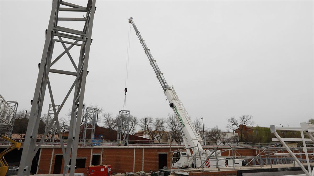 Los trabajos ya están acometiendo la colocación de la que será la cubierta del complejo acuático