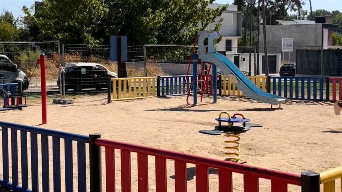 La primera puesta en marcha ha sido la renovación del parque infantil de los Abogados de Atocha, en el barrio de AGFA