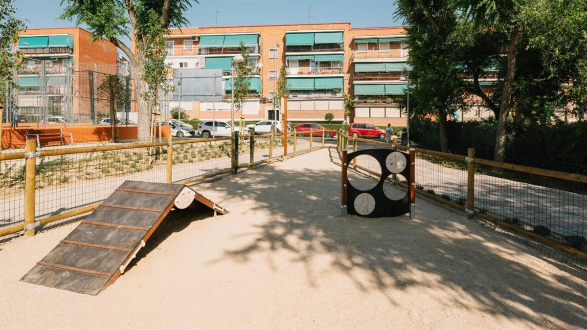 La actuación se ha centrado en la renovación del pavimento de las calles y zonas deportivas y de juegos