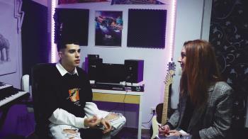 Aitor Merino, cantante y compositor alcalaíno, acaba de publicar su primera canción “Traje nostalgia”