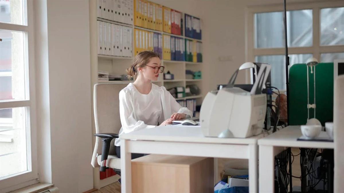 La Agencia de Colocación publica vacantes para auxiliar administrativo y gestor de cobros