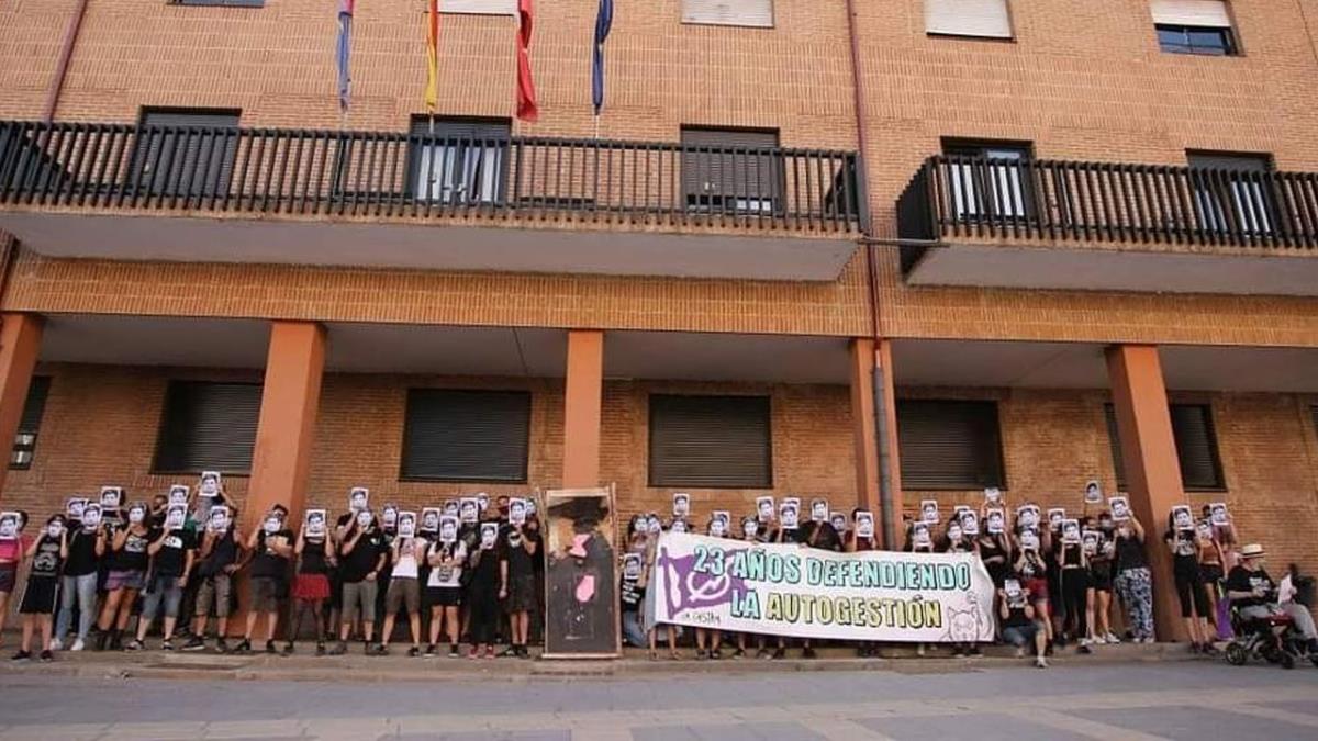 Los manifestantes acudieron con caretas del Concejal de seguridad y con lemas como "Alejandro, recuerda, nos debes una puerta"