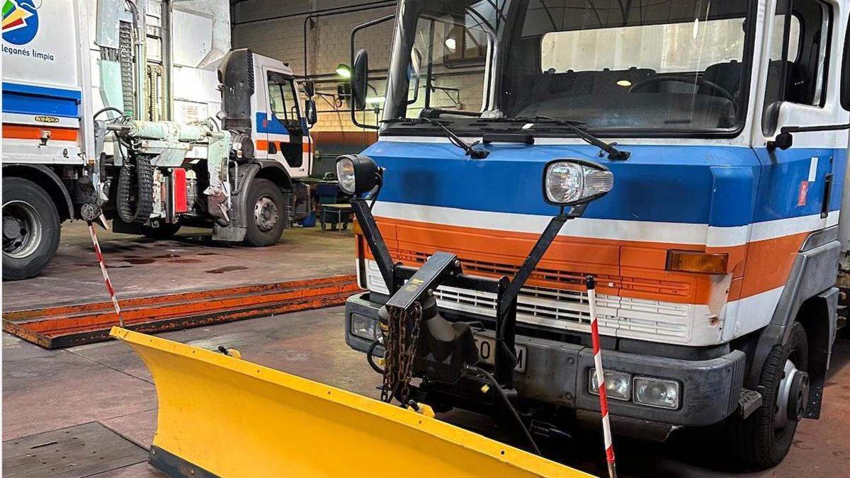 La Concejalía de Medio Ambiente tiene preparados vehículos con cuchillas quitanieves y máquinas expendedoras de sal