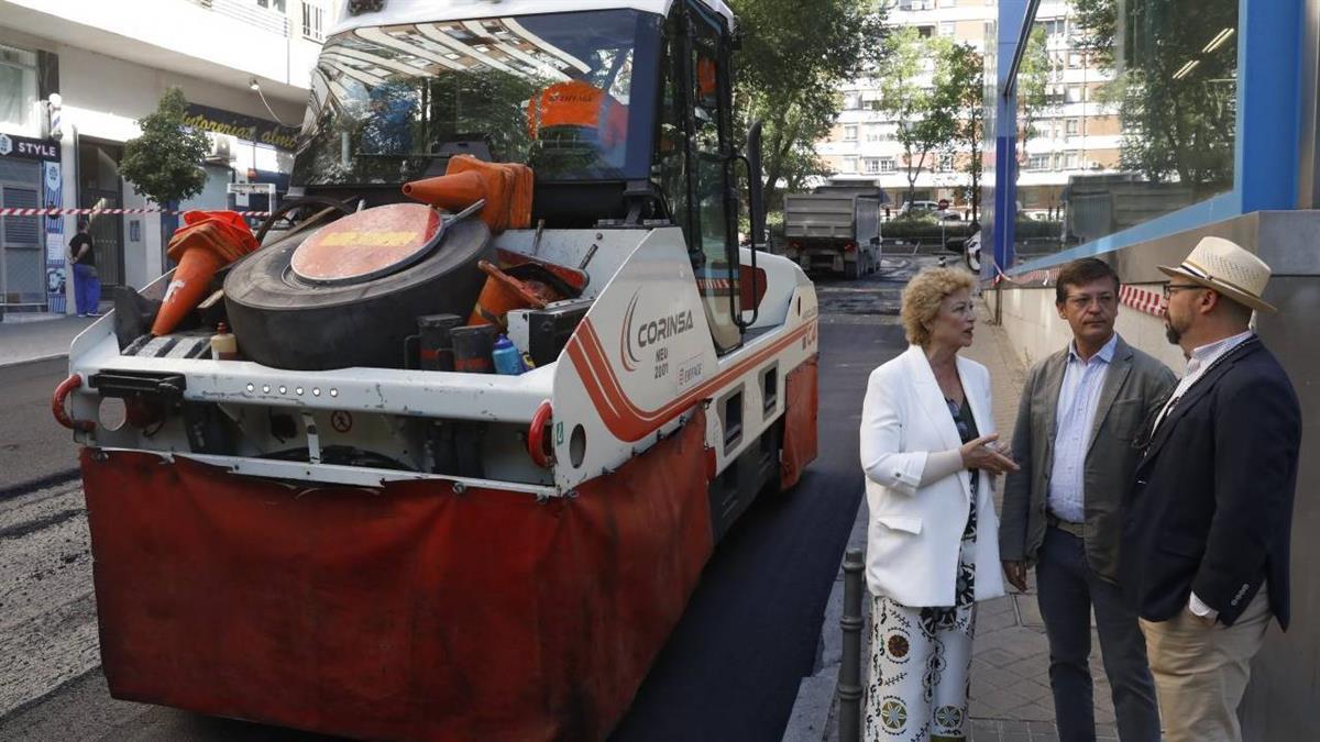 La delegada de Obras y Equipamientos y el concejal de Fuencarral-El Pardo han visitado los trabajos que se están desarrollando en la calle Islas Cíes
