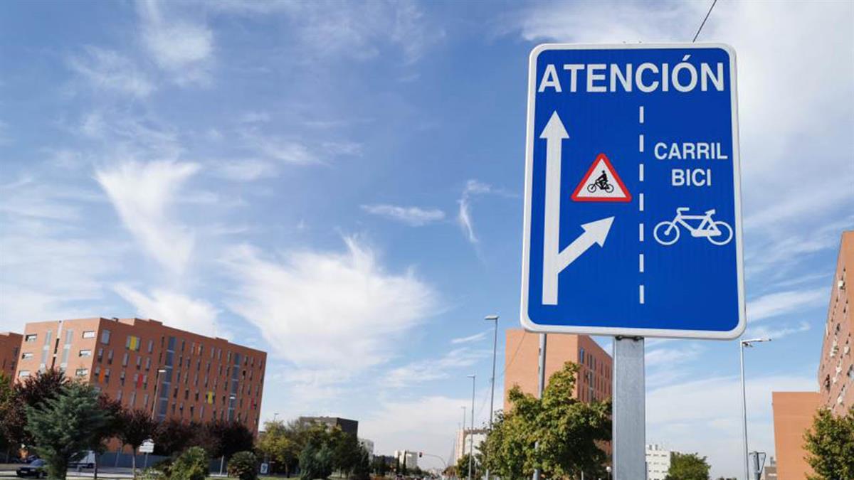 En la calzada y segregado del tráfico