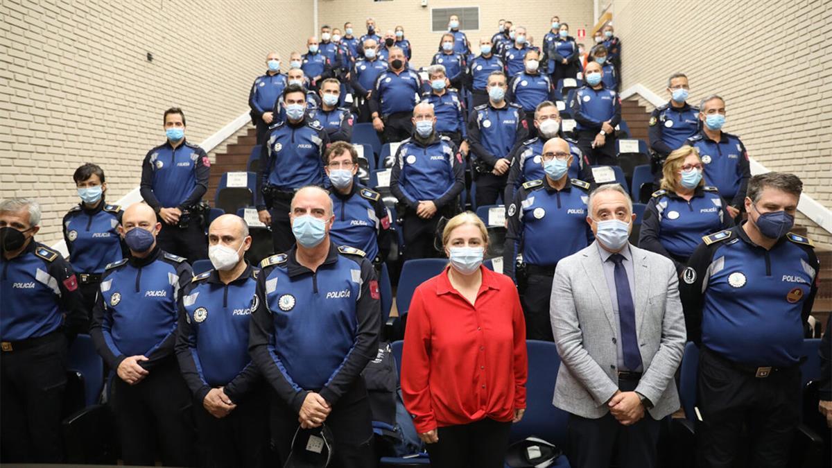 La delegada de Seguridad y Emergencias y portavoz municipal, Inmaculada Sanz, se ha reunido con los agentes tutores en la Jefatura del Cuerpo