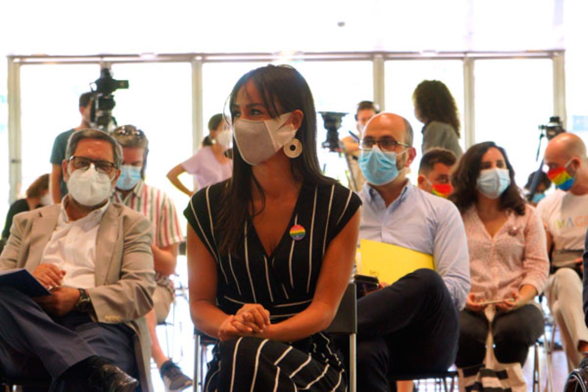 El colectivo LGTBI reprocha al consistorio no izar la bandera arcoíris en la sede municipal y Villacís les afea el incidente de Cs el año pasado