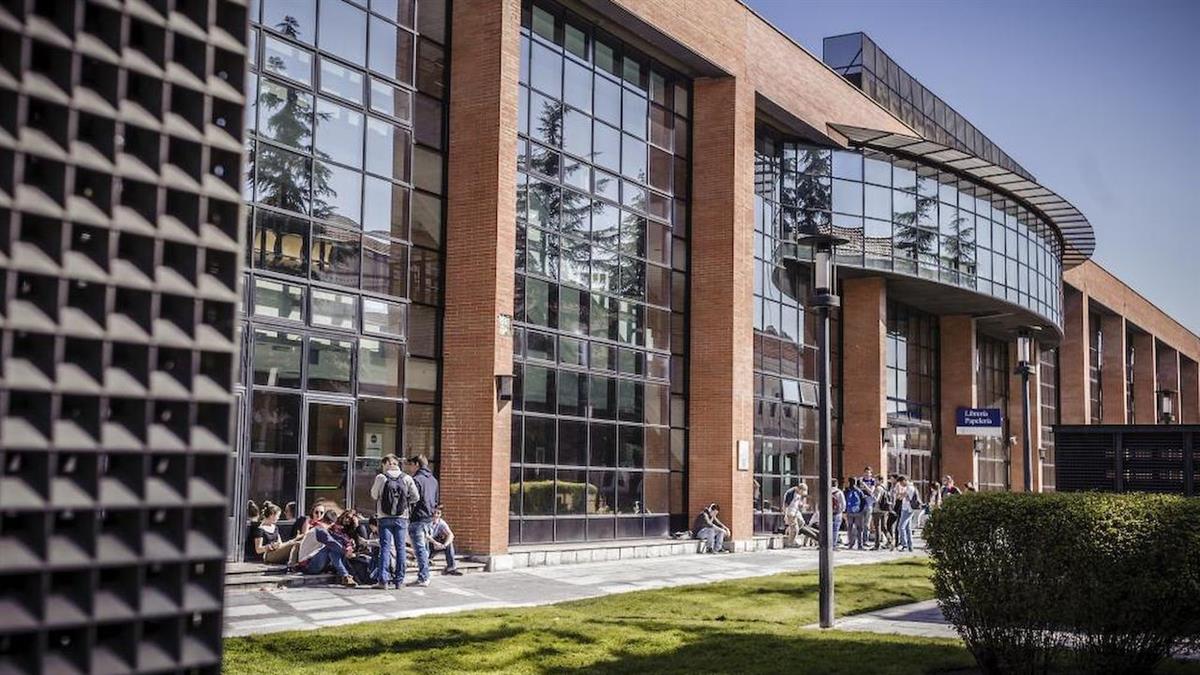 Un estudio de Funcas concluye que el nivel educativo y la ocupación de los padres influyen más en los ingresos que cursar estudios en una universidad pública o privada