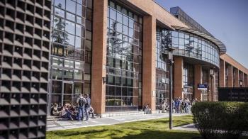 Un estudio de Funcas concluye que el nivel educativo y la ocupación de los padres influyen más en los ingresos que cursar estudios en una universidad pública o privada