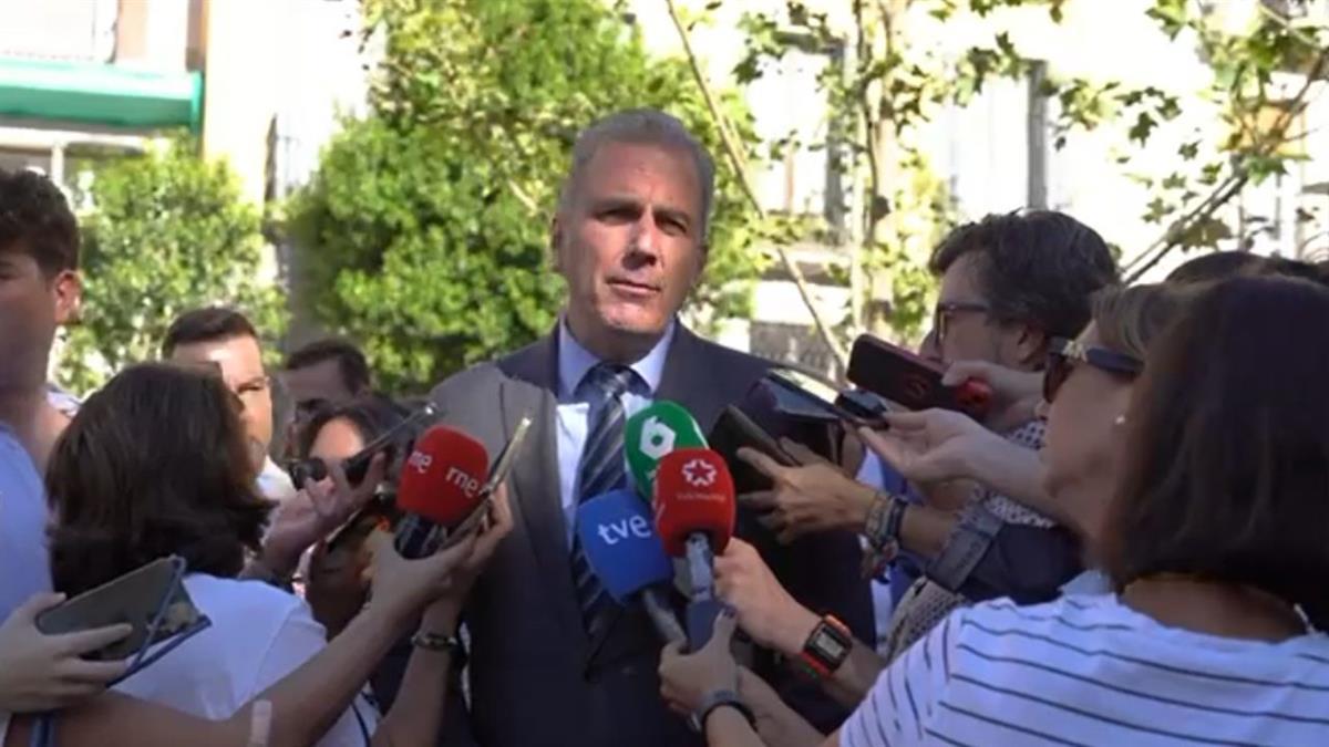 El portavoz de VOX homenajea a los bomberos fallecidos en el incendio de los Almacenes Arias