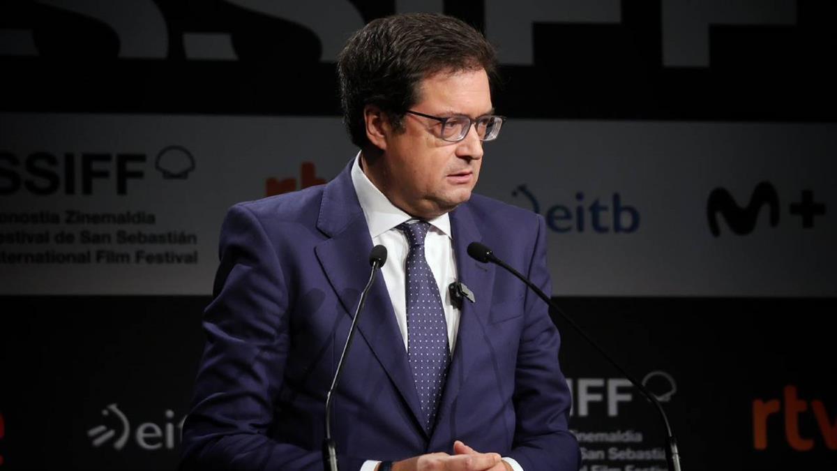 El secretario general del PSOE de Madrid critica la participación de la presidenta regional en un evento de Mar-a-Lago 