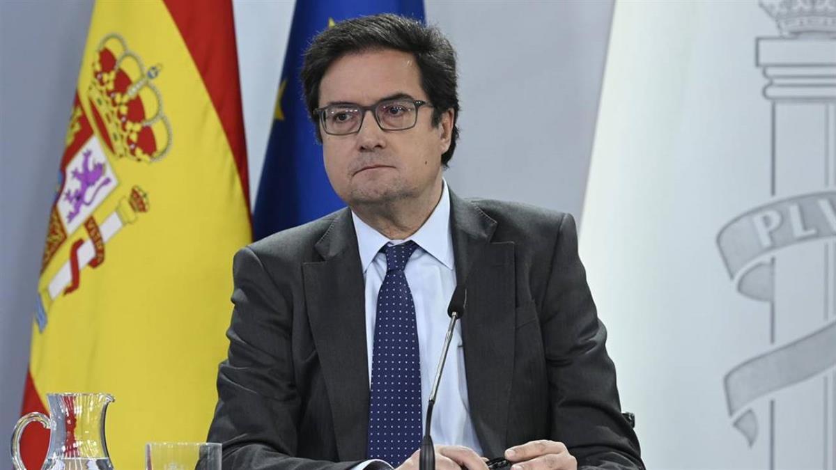 El socialista acusa a la presidenta de "perseguir e insultar" a los familiares de las víctimas en las residencias
